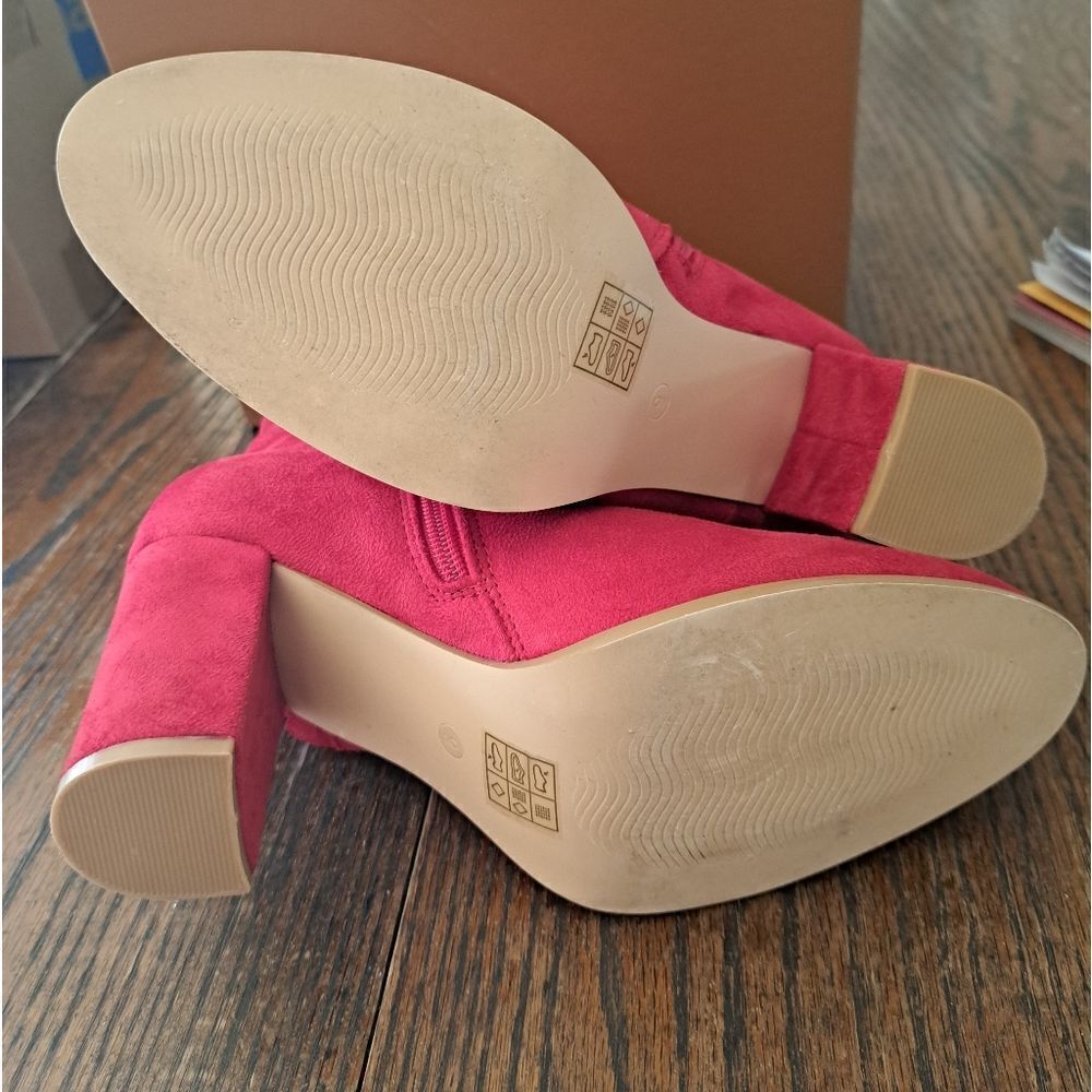 9 Perphy Red Microsuede Block Heel Ruffle Top Ankle Boots Booties - Picture 3 of 8